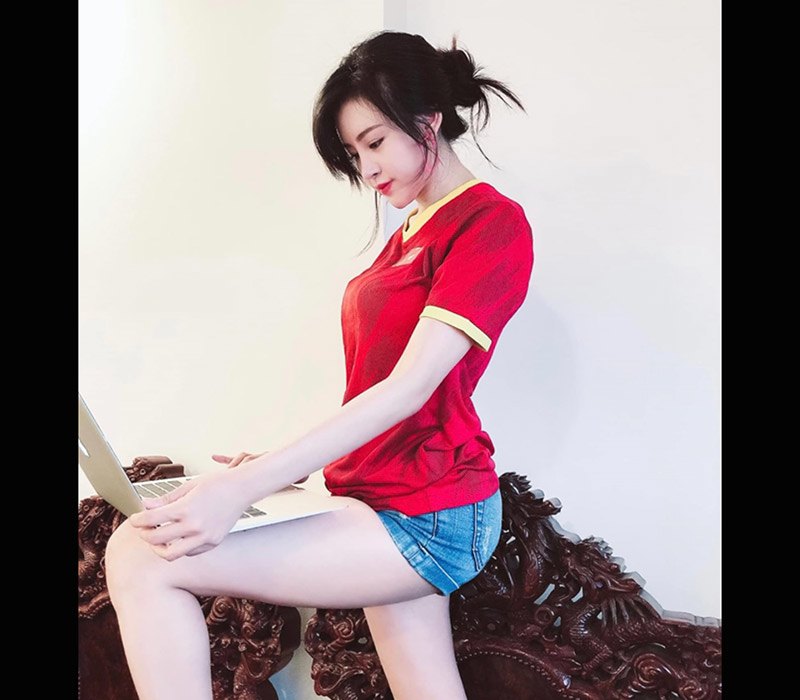 Tiếp theo hot girl đình đám thay đổi trang phục hoàn toàn, cô lựa chọn áo thi đấu màu đỏ rực rỡ của Đội tuyển Việt Nam, diện cùng là chiếc quần short jeans siêu ngắn để khoe chân thon.
