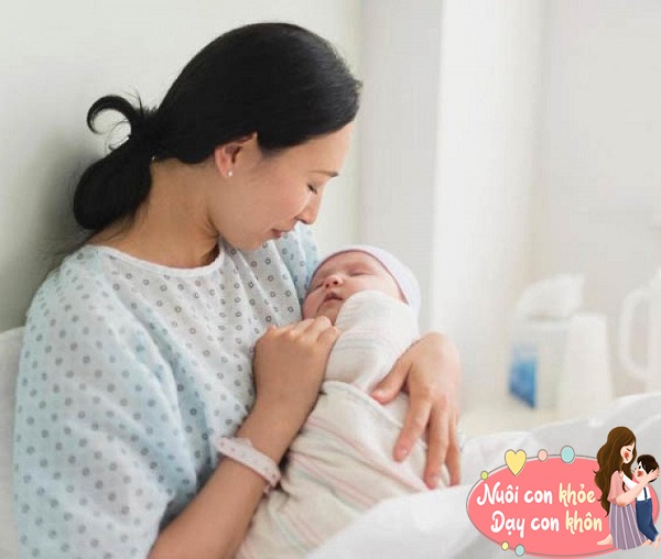 Mẹ nên bế con thường xuyên hay cho con nằm nhiều hơn? Sự khác biệt rõ ràng khi lớn lên - 4