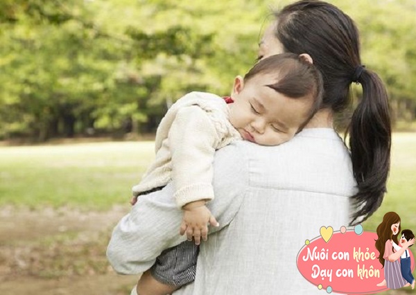 Mẹ nên bế con thường xuyên hay cho con nằm nhiều hơn? Sự khác biệt rõ ràng khi lớn lên - 9