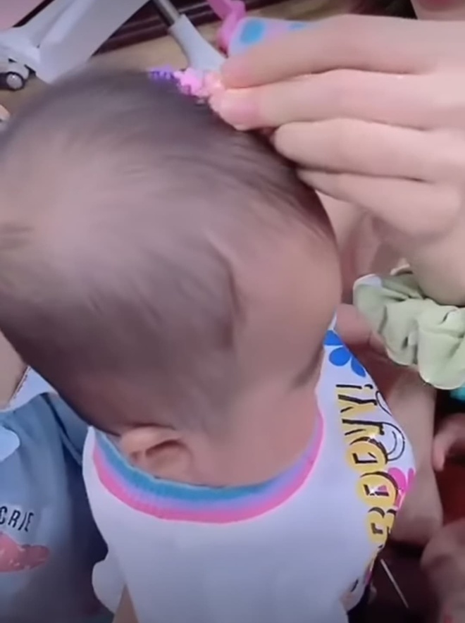 Sinh non 1,9kg, 6 tháng ít tóc, con gái Mạc Văn Khoa vẫn được mẹ làm điệu bất chấp - 1