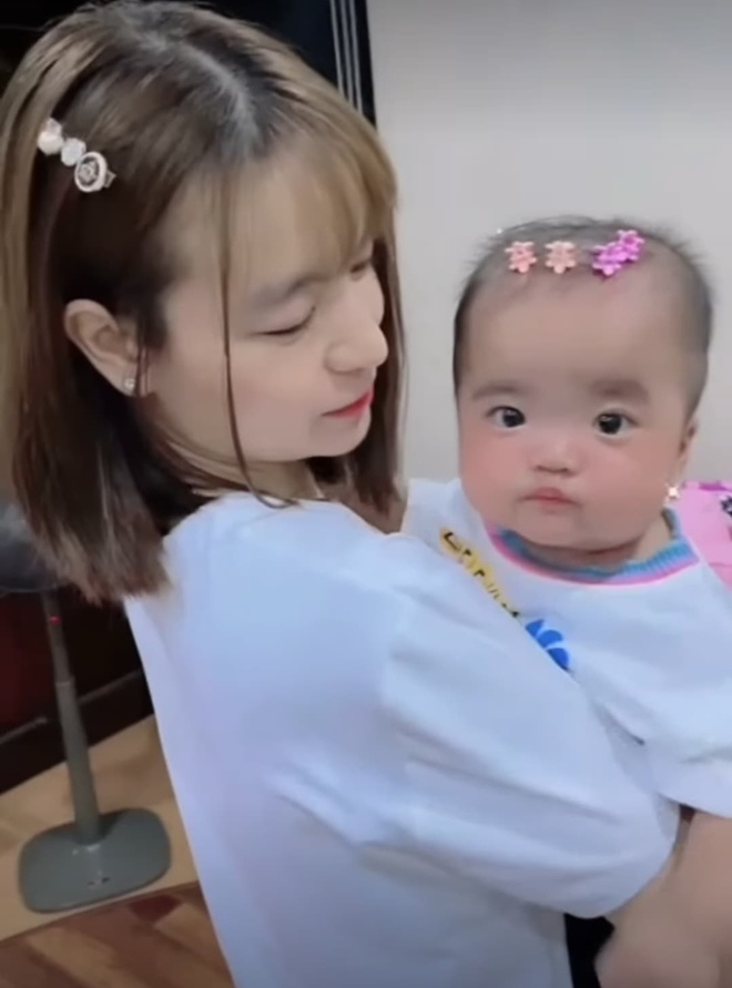 Sinh non 1,9kg, 6 tháng ít tóc, con gái Mạc Văn Khoa vẫn được mẹ làm điệu bất chấp - 3
