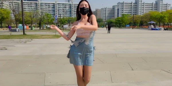 Hotgirl Hàn mặc đồ cũn cỡn ra phố nhảy sexy gây phản cảm - 14