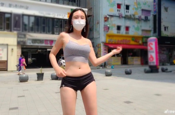 Hotgirl Hàn mặc đồ cũn cỡn ra phố nhảy sexy gây phản cảm - 11