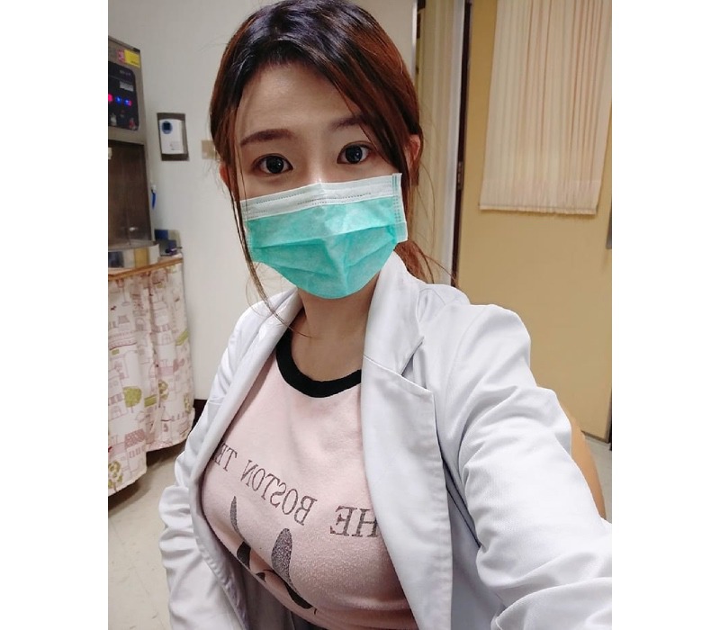 Khi dịch bệnh Covid-19 vẫn còn đang hoành hành, việc bảo vệ và giữ gìn sức khoẻ luôn được ưu tiên hàng đầu. Nắm rõ những kiến thức về phòng tránh dịch bệnh, nữ bác sĩ có tên LanFei của Trung Quốc đã chia sẻ những cách đơn giản nhất để mọi người bảo vệ sức khoẻ.
