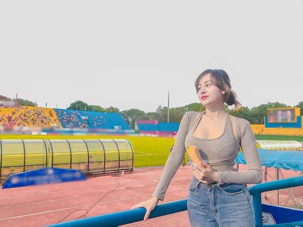 Cổ vũ tinh thần cho tuyển Việt Nam, Bà Tưng lên sóng với áo khoét trên hở dưới - 8