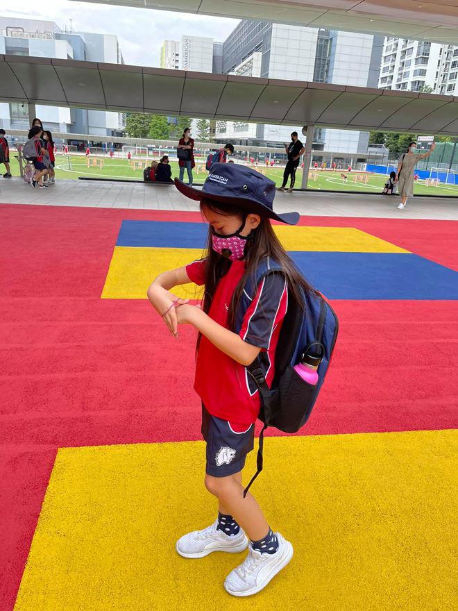 Con gái tốt nghiệp lớp 1 ở Singapore, Đoan Trang khoe trường tiểu học sang xịn của bé - 6