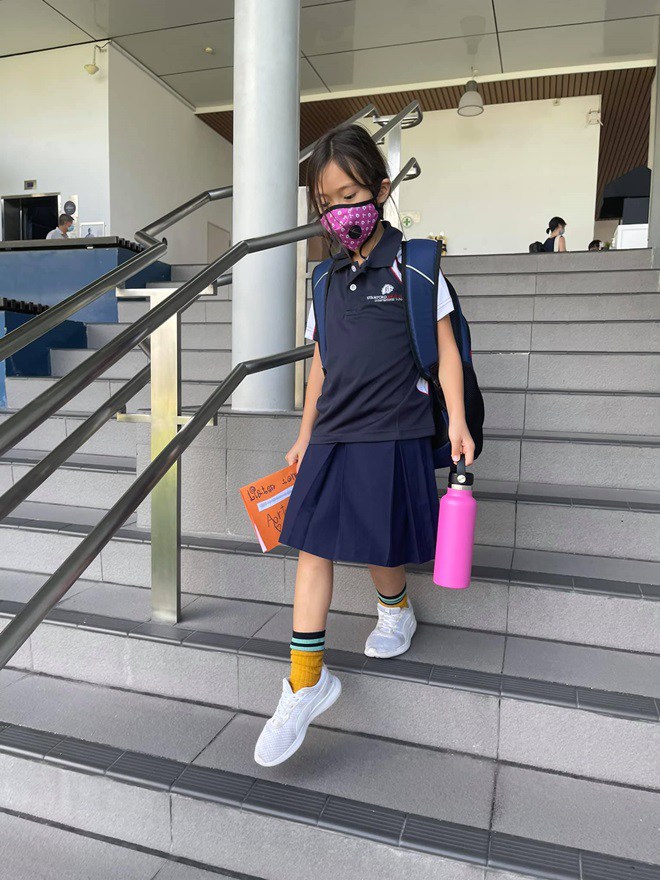 Con gái tốt nghiệp lớp 1 ở Singapore, Đoan Trang khoe trường tiểu học sang xịn của bé - 9