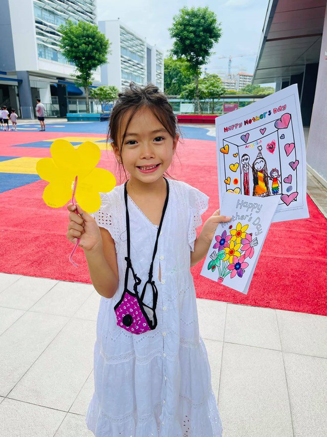 Con gái tốt nghiệp lớp 1 ở Singapore, Đoan Trang khoe trường tiểu học sang xịn của bé - 4