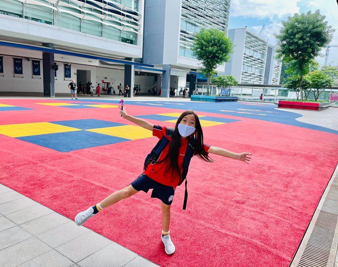 Con gái tốt nghiệp lớp 1 ở Singapore, Đoan Trang khoe trường tiểu học sang xịn của bé - 7