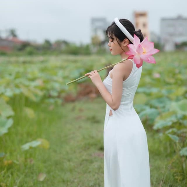 Hiệp Gà khoe con gái Hoa hậu lớn phổng phao tuổi 17, diện áo yếm khoe vai trần - 3