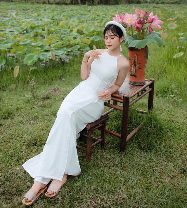 Hiệp Gà khoe con gái Hoa hậu lớn phổng phao tuổi 17, diện áo yếm khoe vai trần - 1