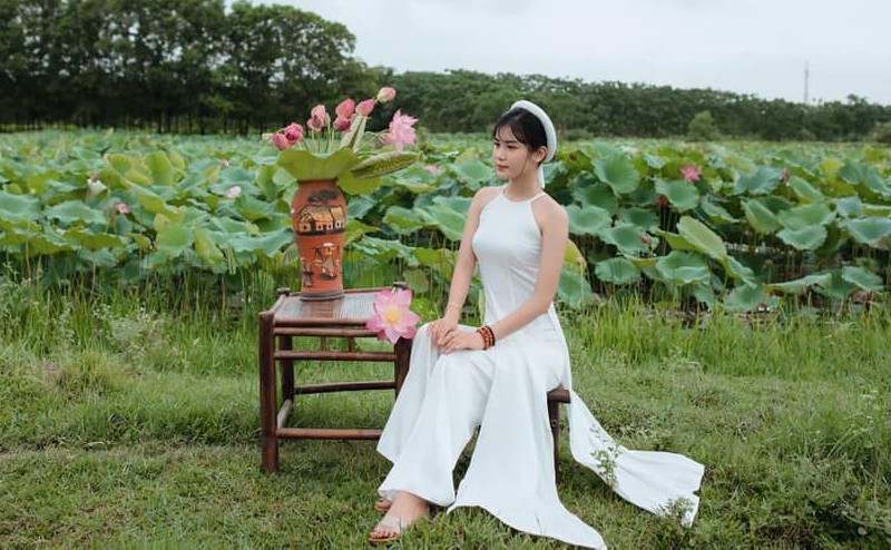 Hiệp Gà khoe con gái Hoa hậu lớn phổng phao tuổi 17, diện áo yếm khoe vai trần - 4