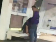 Tin tức - Đôi nam nữ vô tư "quan hệ" khi đang ngồi chờ xe buýt, người đi đường choáng nặng