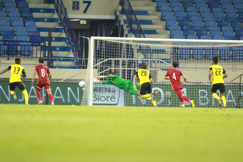 Ninh Dương Lan Ngọc bất ngờ tỏ tình với người nhện khung thành tuyển VN - 1