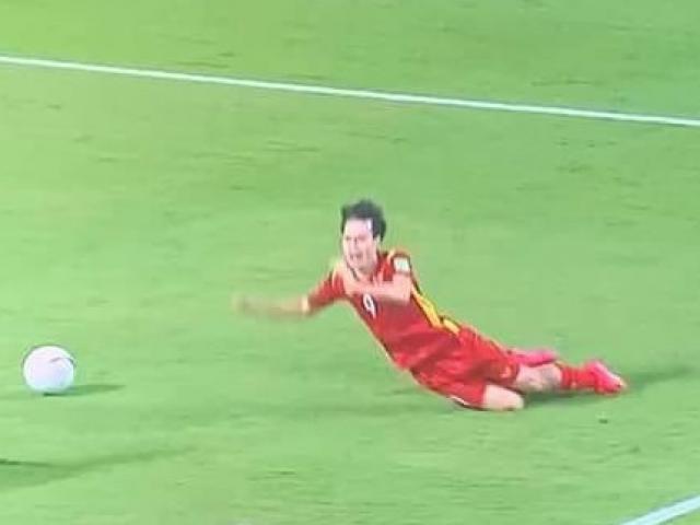 Bị tố ngã lươn, ăn vạ kiếm penalty, Văn Toàn lập tức lên tiếng: Tôi bị đạp chân thật mà