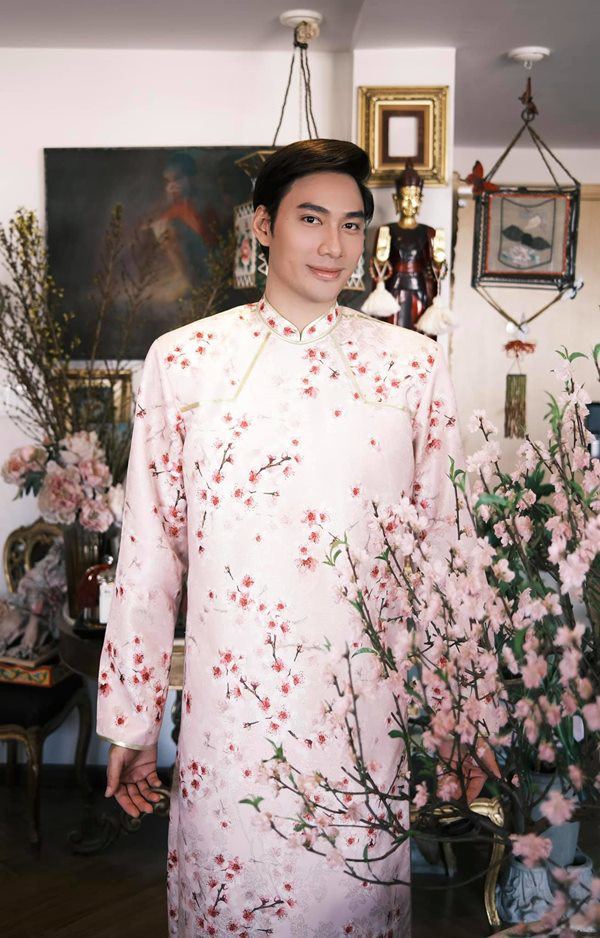 Nhà Celeb: Cháu trai gia tộc nức tiếng Việt Nam Lý Quí Khánh cắm hoa khắp nhà, ngắm mê mẩn - 1