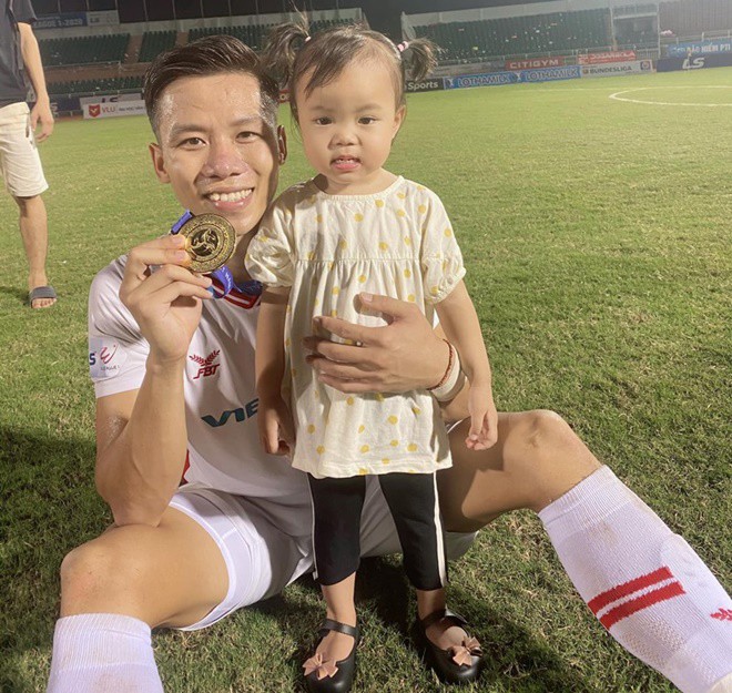 Hải Quế giật áo Tiến Linh, ăn mừng ké bàn thắng đồng đội trận Malaysia, vợ hotgirl nói vì con - 13