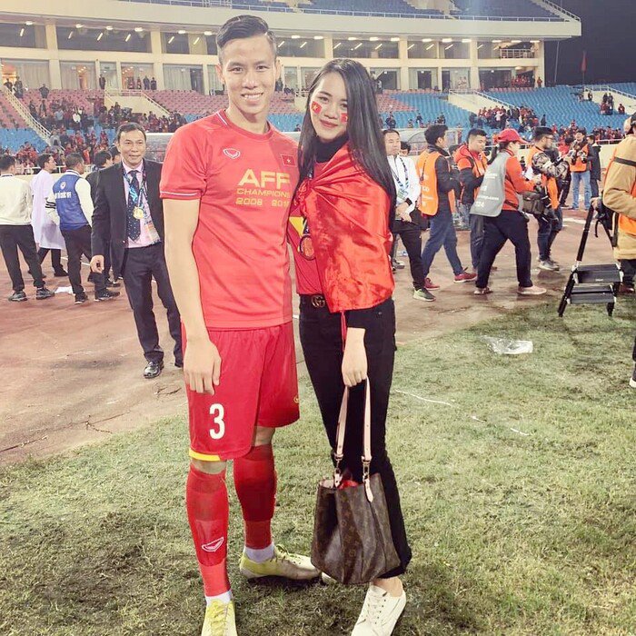 Quế Ngọc Hải giật áo Tiến Linh, ăn mừng ké bàn thắng đầu trận Malaysia, vợ hotgirl nói vì con - 1