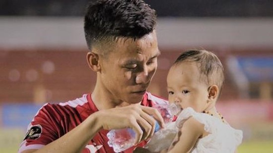 Quế Ngọc Hải giật áo Tiến Linh, ăn mừng ké bàn thắng đầu trận Malaysia, vợ hotgirl nói vì con - 15