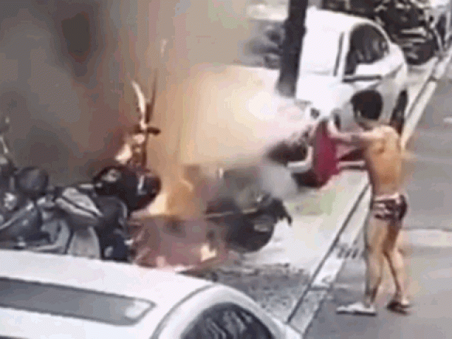 Clip Eva - Clip: Xe đạp điện phát nổ, nam thanh niên cởi trần lao ra dập lửa