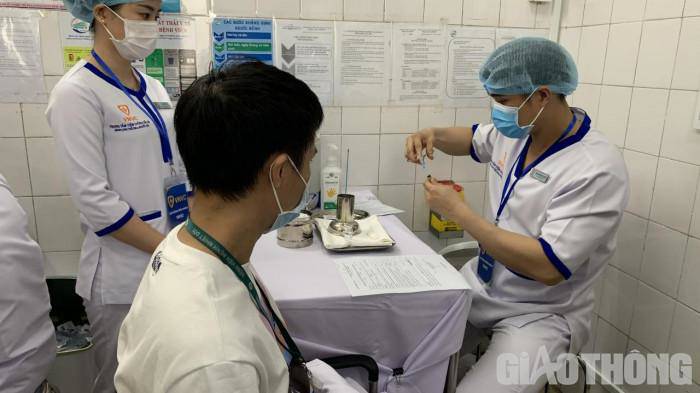 Tiêm 2 mũi vắc xin, vì sao 22 nhân viên BV Bệnh Nhiệt đới vẫn mắc Covid-19? - 1