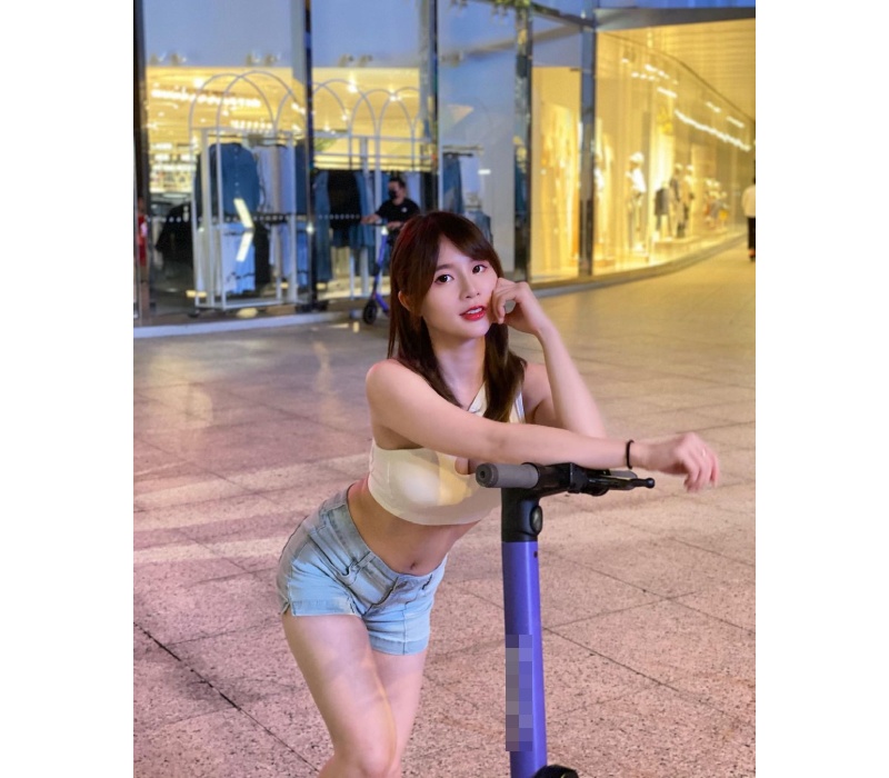 Nhưng cũng phải công nhận rằng, nhờ có vòng eo thon thả cùng vòng 3 đầy đặn mà hot girl này mới có thể hoàn thiện một diện mạo xinh cuốn hút nhất.
