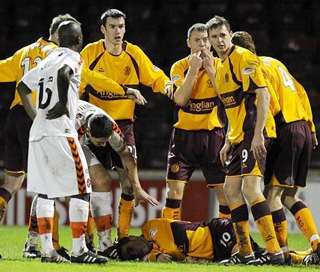 Những cái chết gây sốc của cầu thủ trên sân cỏ thế giới, Eriksen vẫn còn rất may mắn - 2