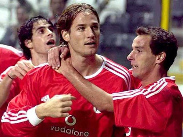 Những cái chết gây sốc của cầu thủ trên sân cỏ thế giới, Eriksen vẫn còn rất may mắn - 4