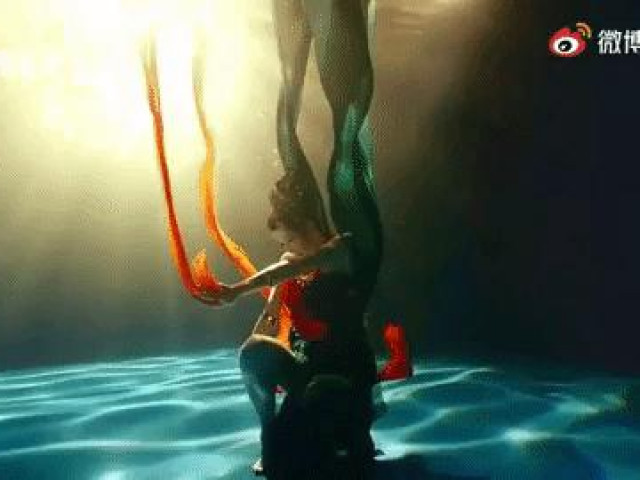 Clip Eva - Điệu múa ‘Lạc thần phi thiên’ dưới nước gây sốt vì đậm chất tiên khí