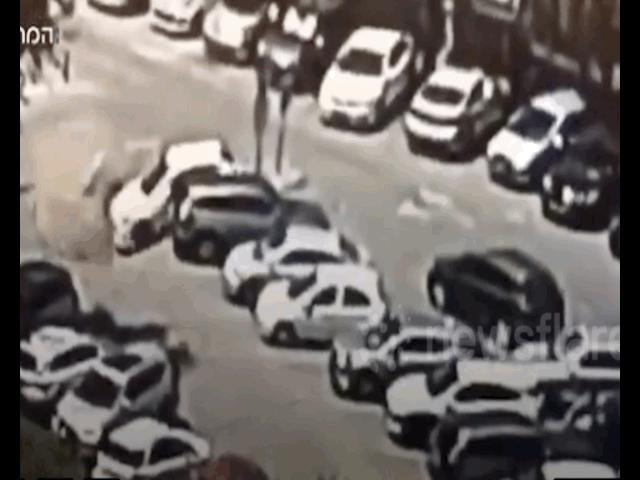 Clip Eva - Hố tử thần bất ngờ xuất hiện nuốt chửng ô tô con ở bệnh viện