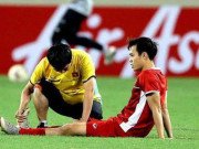 Tin tức - Văn Toàn nói gì với gia đình về pha bóng bị cầu thủ Malaysia phạm lỗi trong vòng cấm?
