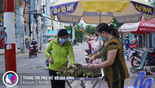 Tết Đoan Ngọ chỉ có ở Sài Gòn: Xóm bánh ú lá tre tấp nập người mua kẻ bán - 2