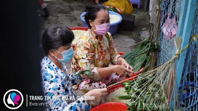 Tết Đoan Ngọ chỉ có ở Sài Gòn: Xóm bánh ú lá tre tấp nập người mua kẻ bán - 11