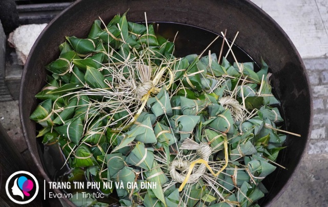 Tết Đoan Ngọ chỉ có ở Sài Gòn: Xóm bánh ú lá tre tấp nập người mua kẻ bán - 12