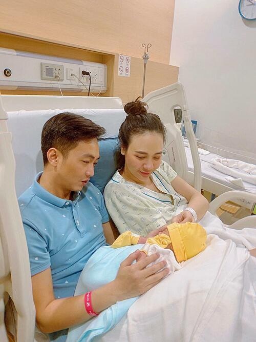 Kích sữa cho con sau sinh: Đàm Thu Trang, Hòa Mindy cùng bật khóc vì ngực rỉ máu - 4