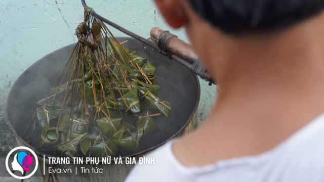 Tết Đoan Ngọ chỉ có ở Sài Gòn: Xóm bánh ú lá tre tấp nập người mua kẻ bán - 14