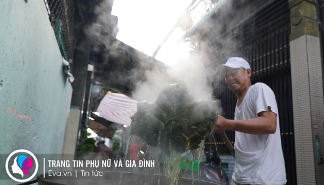 Tết Đoan Ngọ chỉ có ở Sài Gòn: Xóm bánh ú lá tre tấp nập người mua kẻ bán - 15