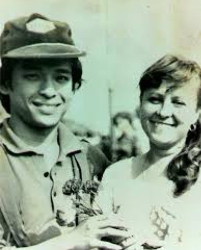 amp;#34;Nam MC 10 lần làm đám cướiamp;#34; tiết lộ loạt ảnh hiếm, chụp bên người bạn học cực xinh - 4