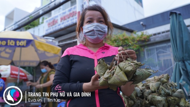 Tết Đoan Ngọ chỉ có ở Sài Gòn: Xóm bánh ú lá tre tấp nập người mua kẻ bán - 16