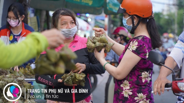 Tết Đoan Ngọ chỉ có ở Sài Gòn: Xóm bánh ú lá tre tấp nập người mua kẻ bán - 17