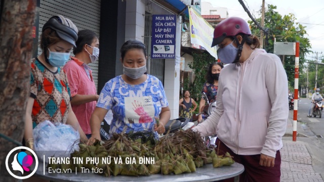 Tết Đoan Ngọ chỉ có ở Sài Gòn: Xóm bánh ú lá tre tấp nập người mua kẻ bán - 18