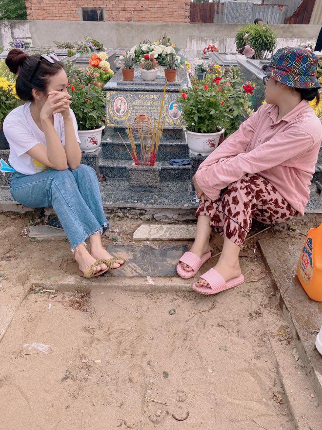 Nghẹn ngào phút giây chồng ra nghĩa trang thăm vợ, đau đớn lật từng tấm ảnh cưới - 4