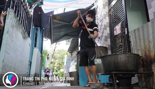 Tết Đoan Ngọ chỉ có ở Sài Gòn: Xóm bánh ú lá tre tấp nập người mua kẻ bán - 3