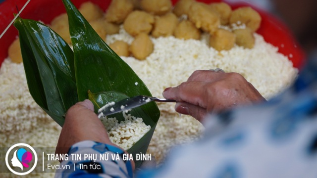 Tết Đoan Ngọ chỉ có ở Sài Gòn: Xóm bánh ú lá tre tấp nập người mua kẻ bán - 5