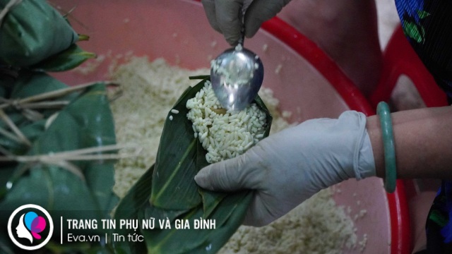 Tết Đoan Ngọ chỉ có ở Sài Gòn: Xóm bánh ú lá tre tấp nập người mua kẻ bán - 7