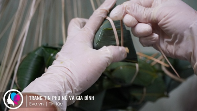 Tết Đoan Ngọ chỉ có ở Sài Gòn: Xóm bánh ú lá tre tấp nập người mua kẻ bán - 9