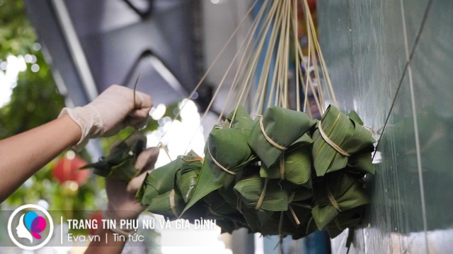 Tết Đoan Ngọ chỉ có ở Sài Gòn: Xóm bánh ú lá tre tấp nập người mua kẻ bán - 10