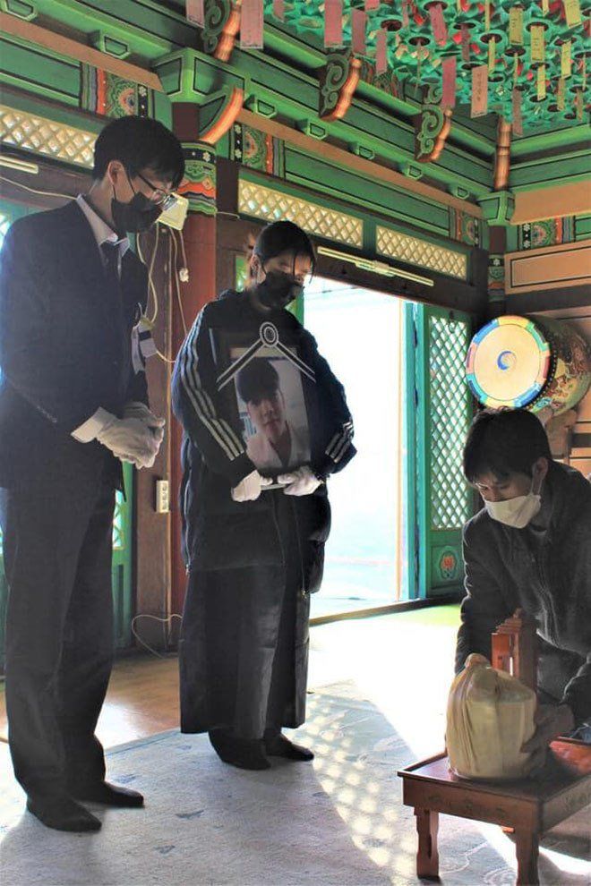 Nghẹn ngào phút giây chồng ra nghĩa trang thăm vợ, đau đớn lật từng tấm ảnh cưới - 6