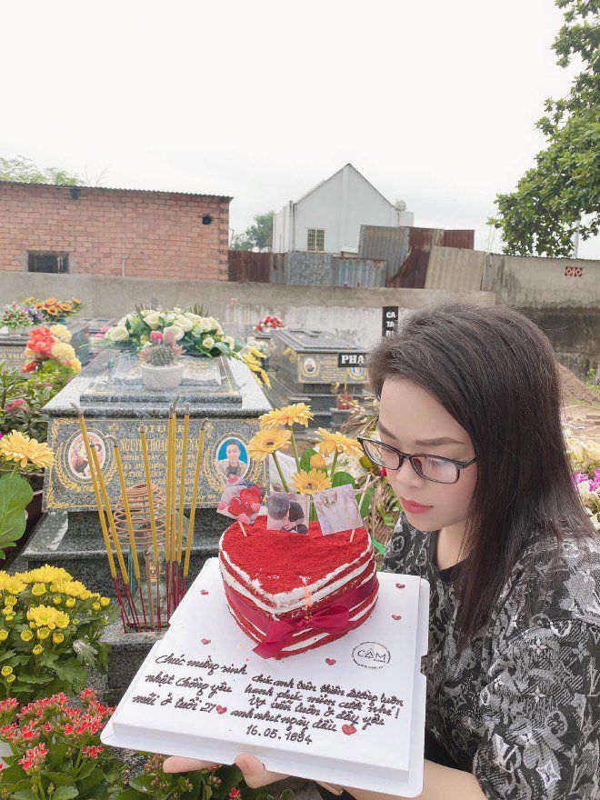 Nghẹn ngào phút giây chồng ra nghĩa trang thăm vợ, đau đớn lật từng tấm ảnh cưới - 3