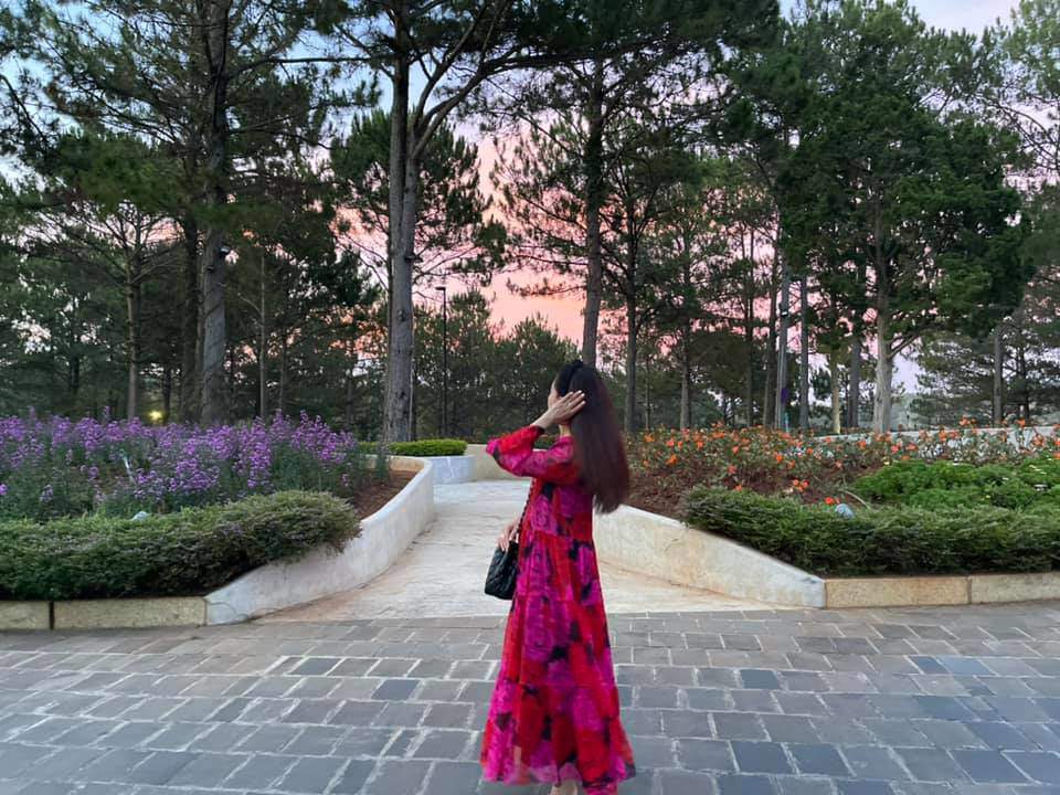 amp;#34;Đụng hàngamp;#34; chiếc váy bầu của Bảo Thanh, bà xã Bình Minh khẳng định style trẻ trung - 5